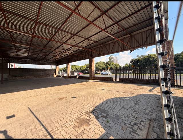 1,001M² SHOWROOM TO LET IN BARTLETT